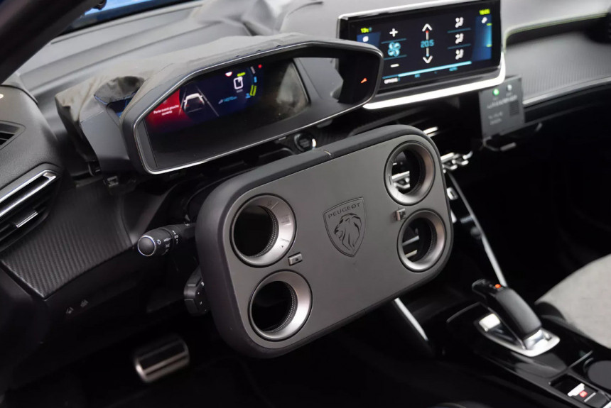 Прямоугольный руль появится на будущем хэтчбеке Peugeot 208