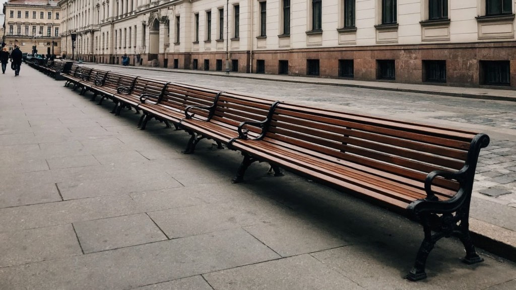 Лавочки Петербурга: незаметные хранители городского уюта